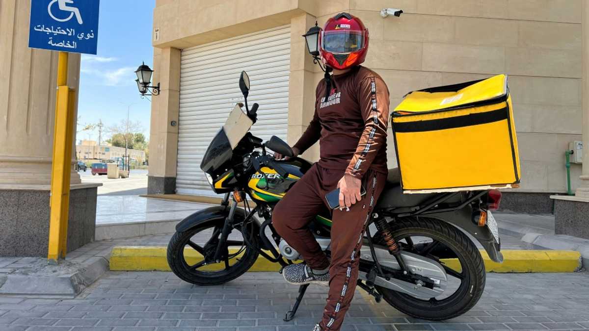 Saudi delivery drivers bake in 'deadly' summer heat