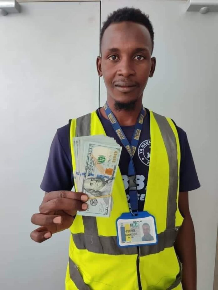 Airport Cleaner Returns $10,000 Found Inside Aircraft In Kano