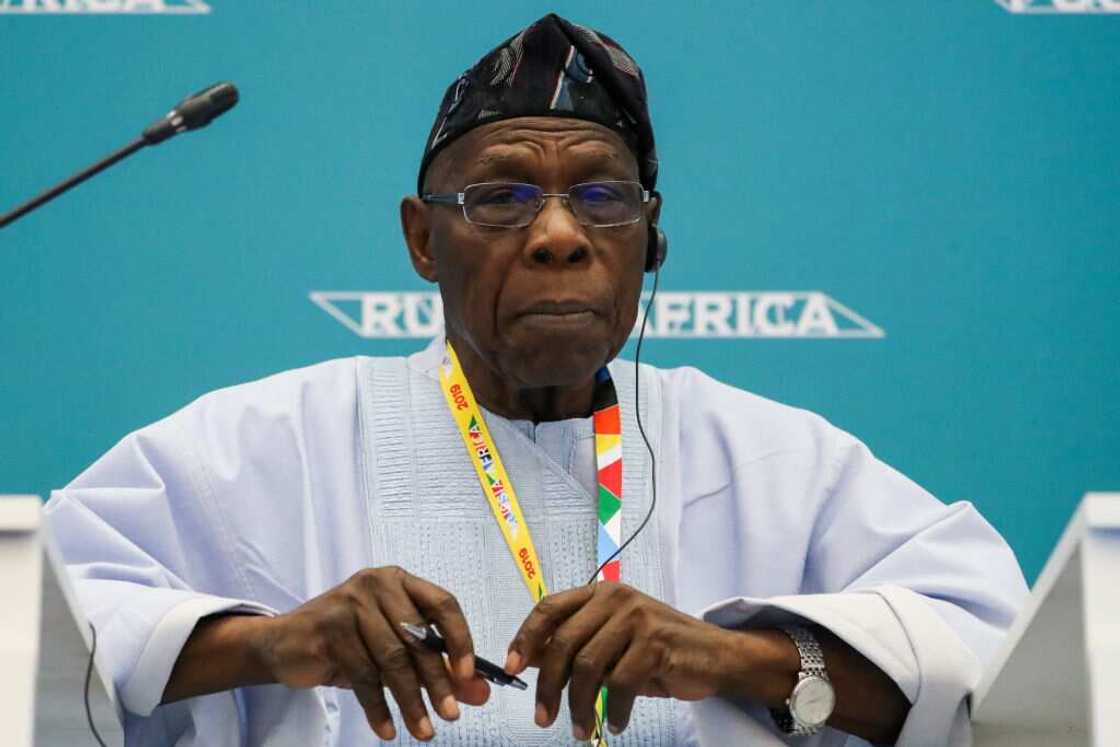 Drama as Kenyan presidential aide 'mock' Obasanjo at public function (video)