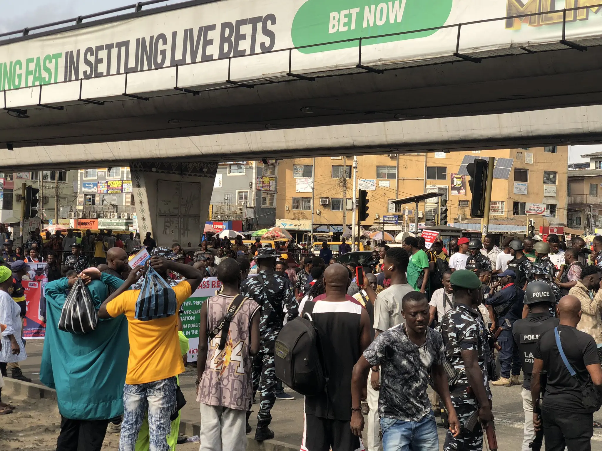 EndBadGovernanceInNigeria: ‘We no go gree’ – Drama as protesters block Police vehicles [VIDEO]