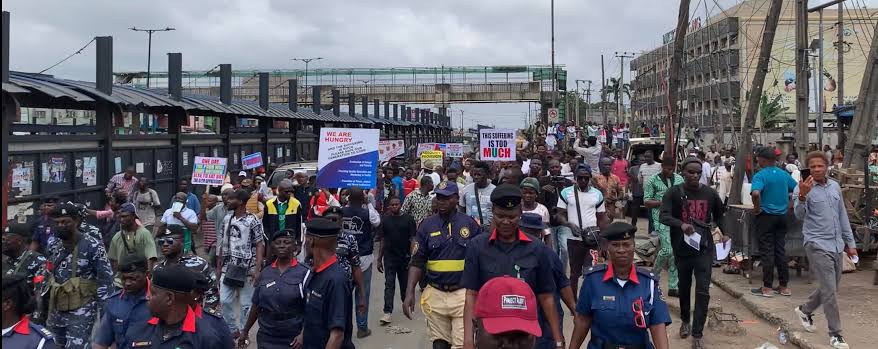 Lagos Protesters Vow To Move To Gov't Secretariat Monday