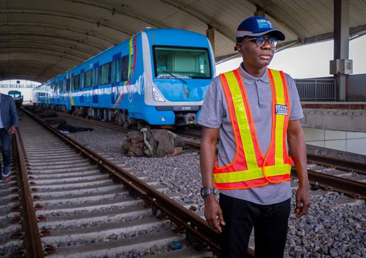 Sanwo-Olu sends warning to Lagosians, says Lagos Blue Line Rail will run on electricity