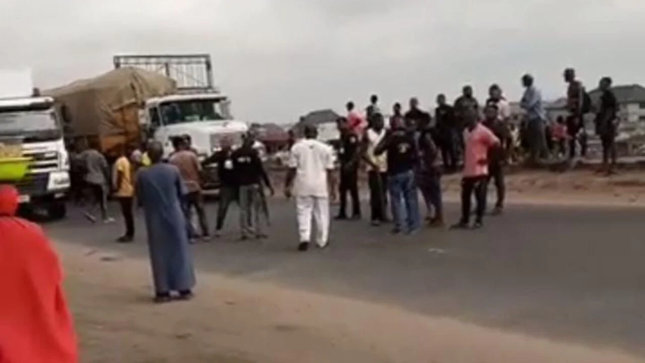 Protesters Block Onitsha/Benin, Ughelli/Bayelsa Expressways