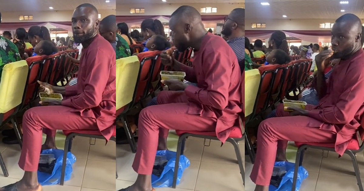 "eating both physical and spiritual food" – Nigerian man shamɘlessly devours vegetable soup and 'akpu' in church during the sermon (VIDEO)