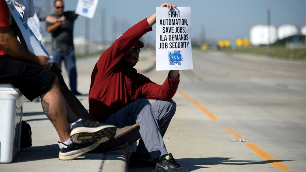 US dockworkers to head back to work after tentative deal