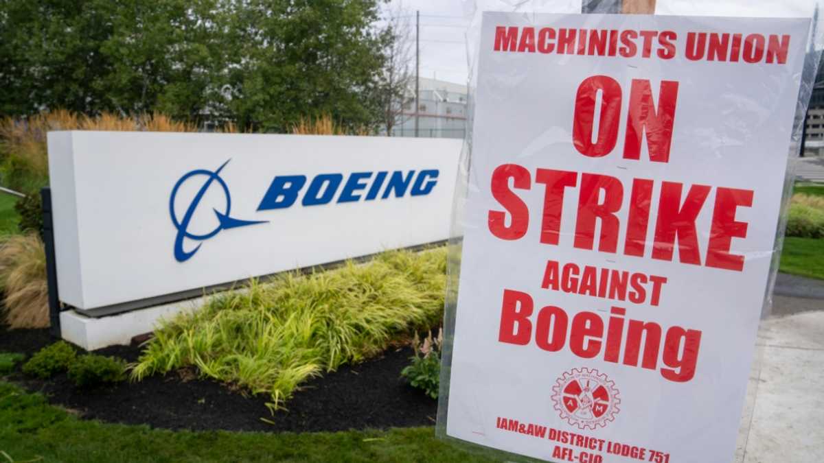 Strike-hit Boeing leaves experts puzzled by strategy