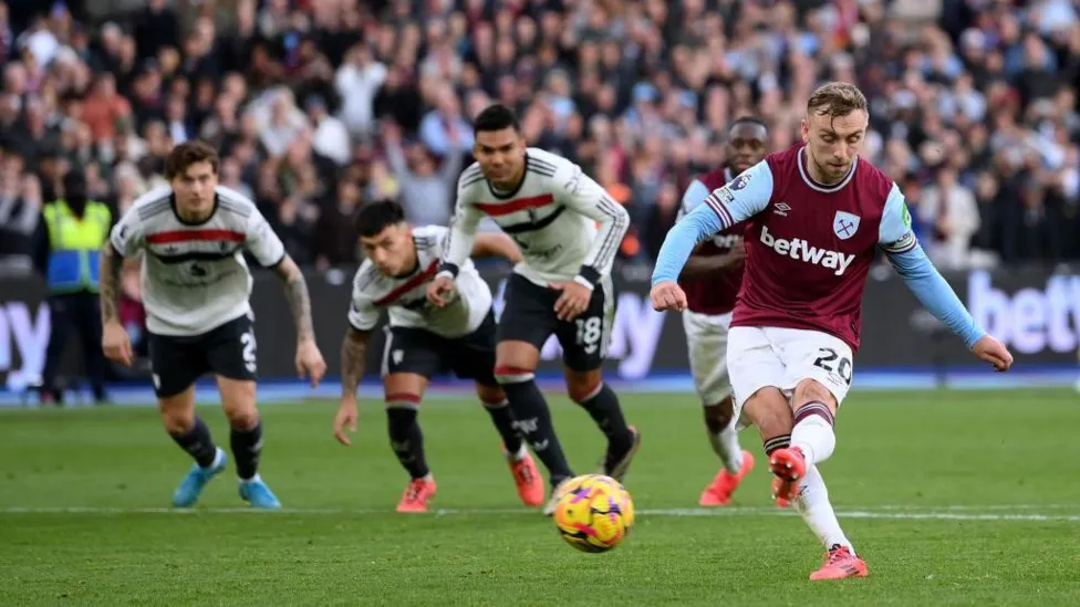 Late Bowen penalty gives West Ham win against Man Utd