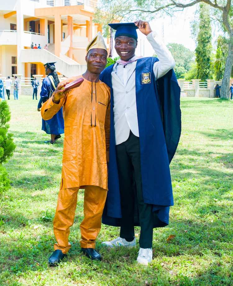 Student shares touching moment with father during university graduation