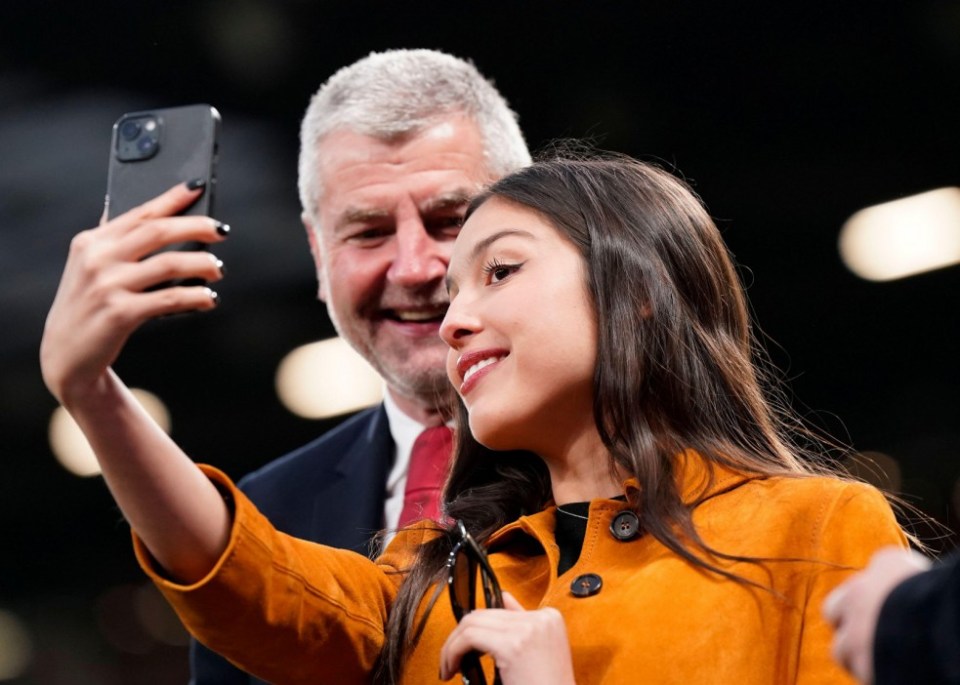 Iwin was all smiles as Olivia Rodrigo takes their picture together