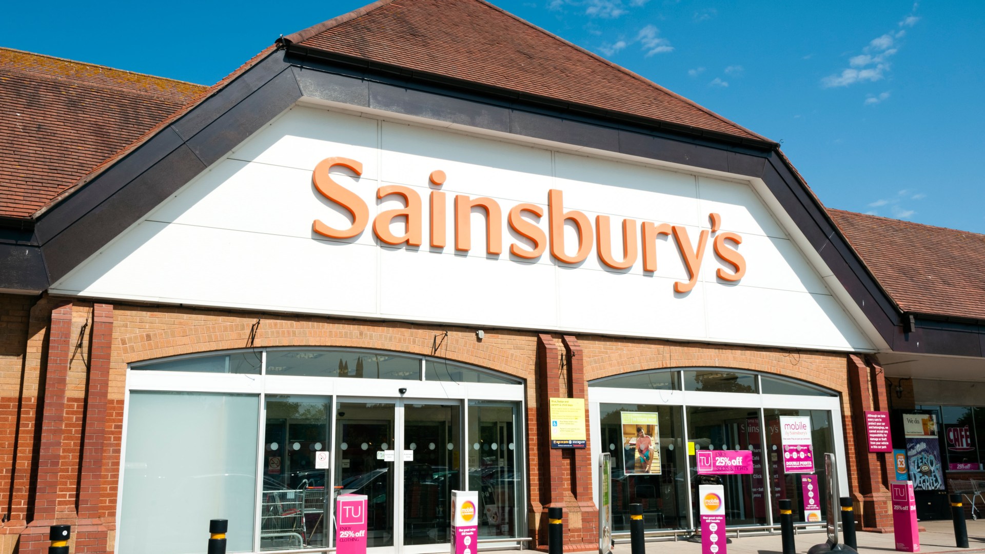 Sainsbury's shoppers rush to pick up 8-pack cans of popular fizzy drink scanning at the tills for 25p