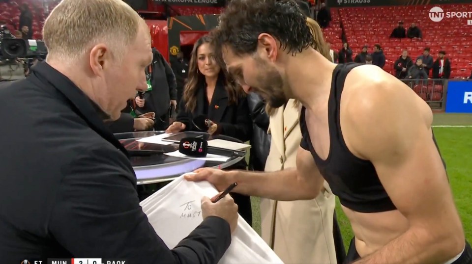 PAOK ace Magomed Ozdoev asked Man Utd great Scholes for an autograph on his shirt