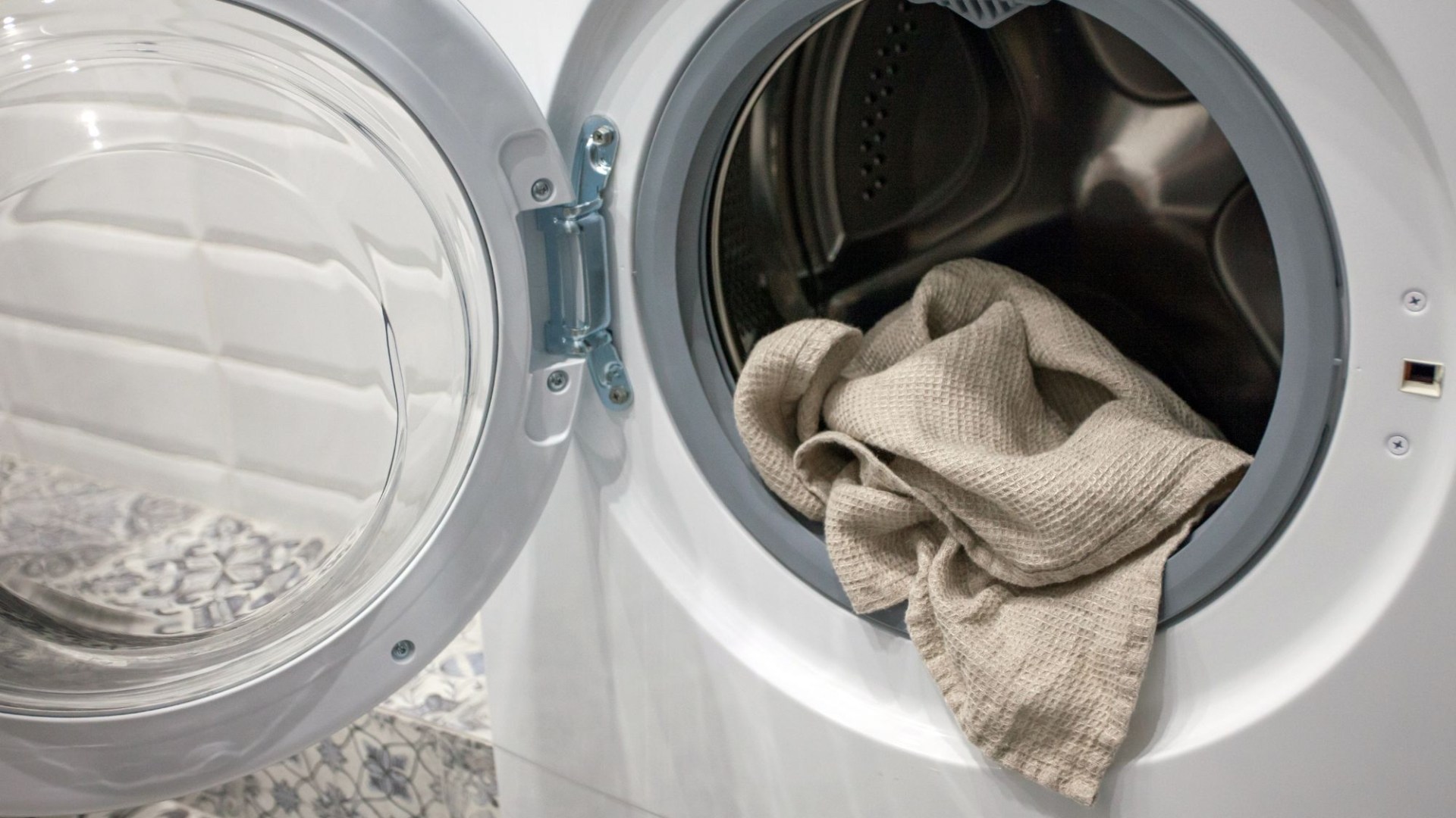 Mrs Hinch fans reveal 8p hack to stop 'horrid' damp smell when drying clothes indoors this winter