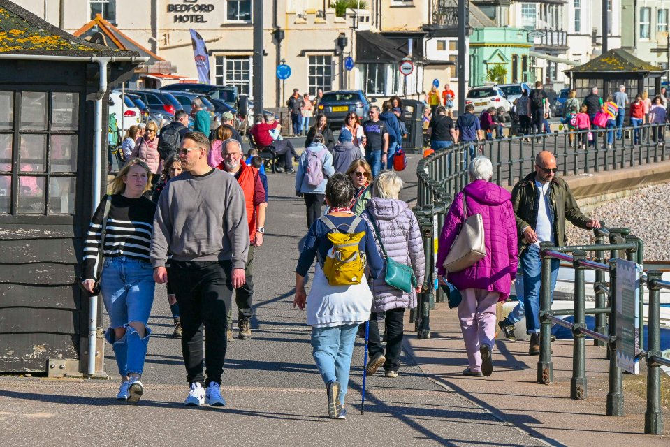 Sunny spells similar to those seen in the seaside resort of Sidmouth in Devon two weeks ago will appear