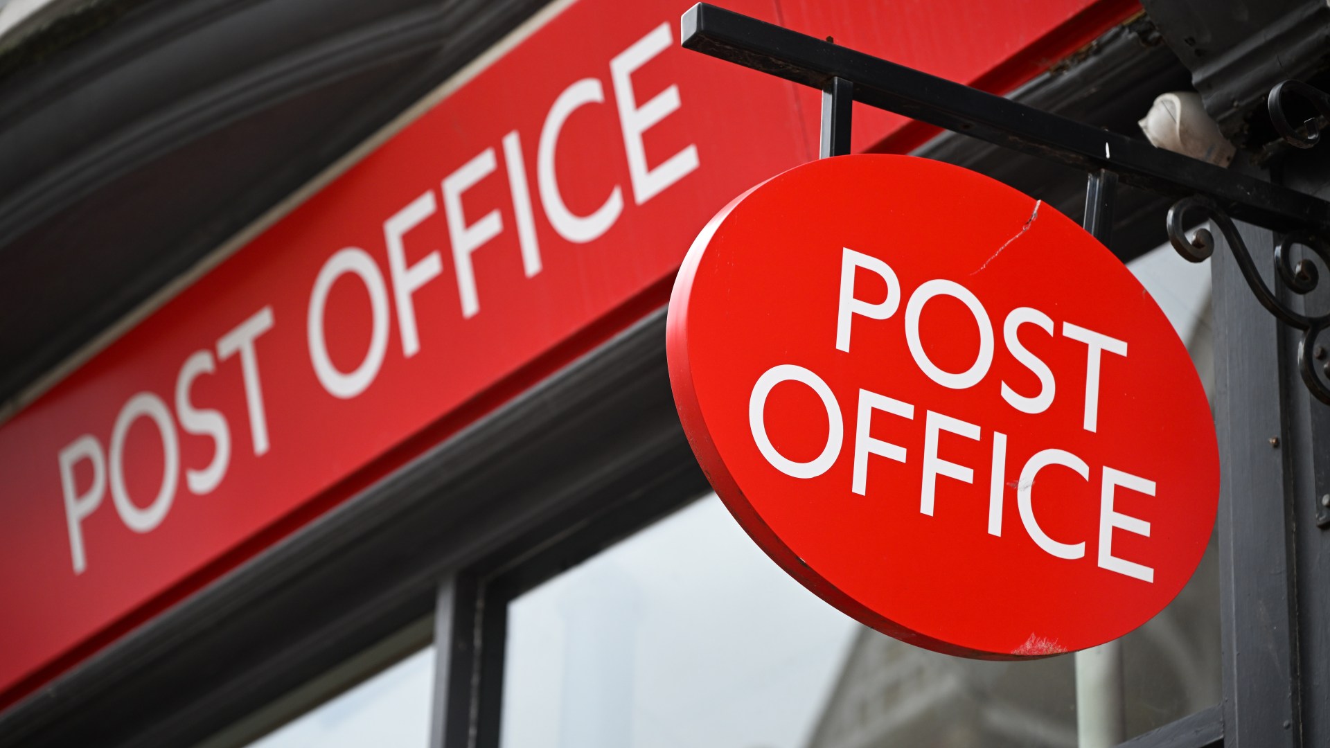 The Post Office is to close 100 loss-making branches and cut hundreds of jobs