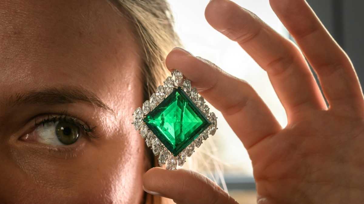 Aga Khan emerald fetches record $9 mn in Geneva auction