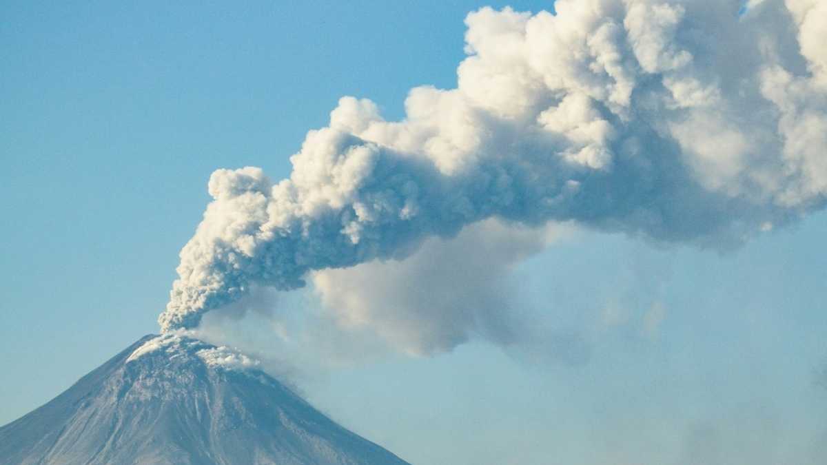 Australian airlines cancel Bali flights after volcano erupts