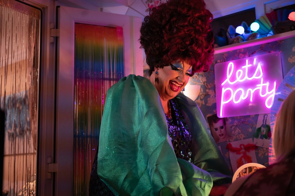 Waterloo Road star Mark Benton completely transforms into drag queen Mam