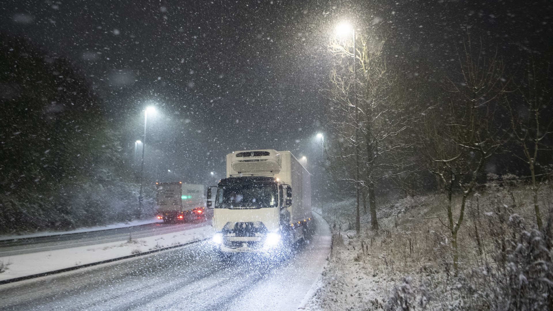 UK weather: Moment drivers tackle heavy snow flurries as Met Office warns of travel chaos with mercury dropping to -8C