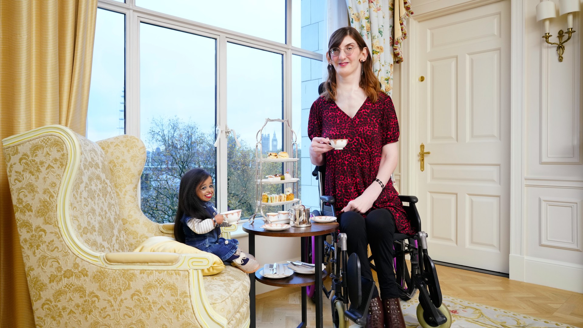 World’s tallest woman at 7ft towers over world’s SHORTEST as pair meet for tea… with more in common than you’d think – The Scottish Sun