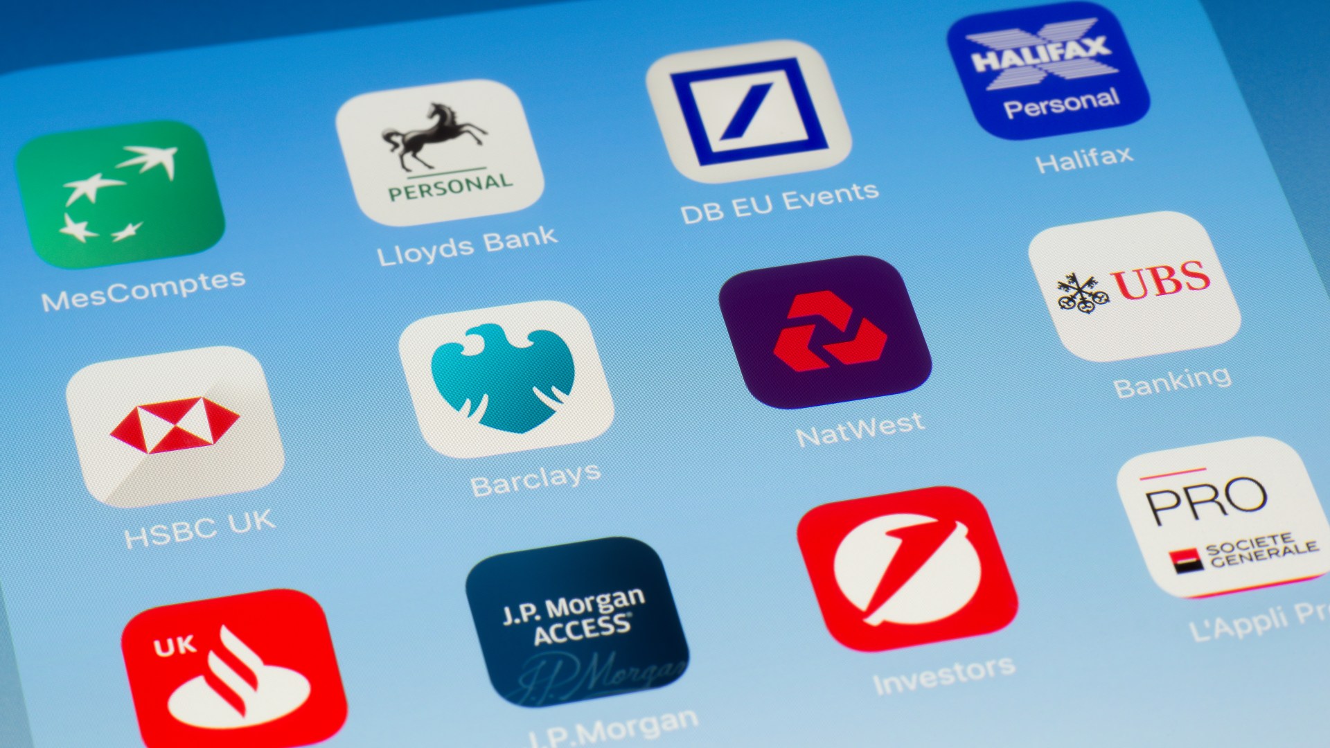 Full list of banks paying up to £200 direct into your bank account before Christmas