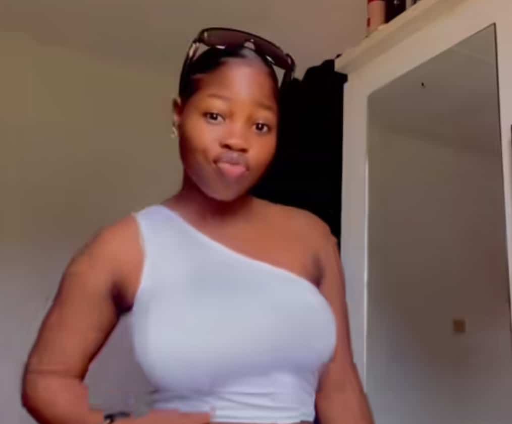 Lady flaunts result after delivering parfait to male customer's house