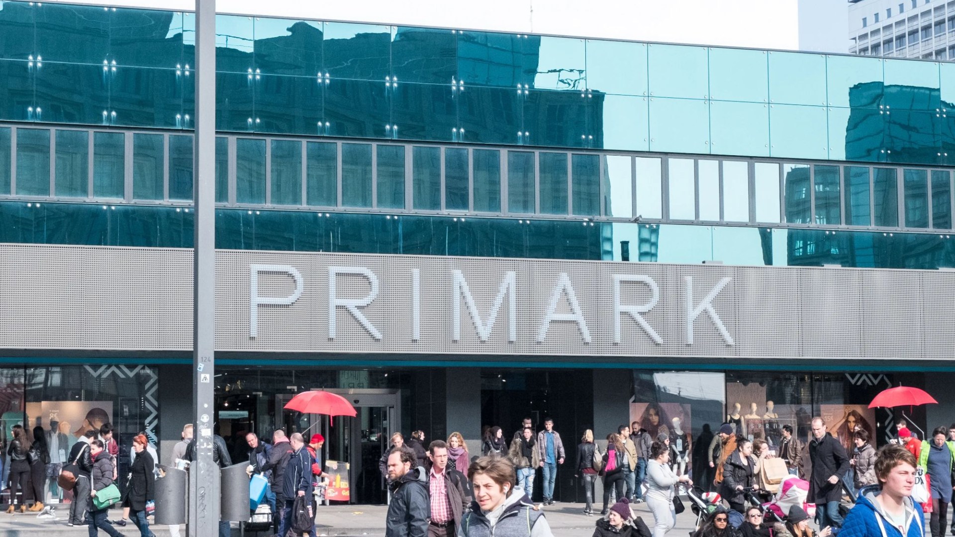 Fashionistas flock to Primark for ultimate budget Christmas party outfit -it’s complete with lacy blazer, tights & heels