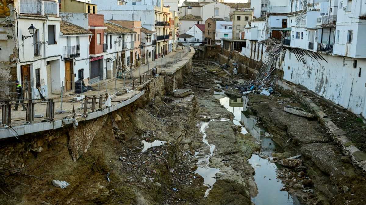 Spain govt defends flood response and offers new aid