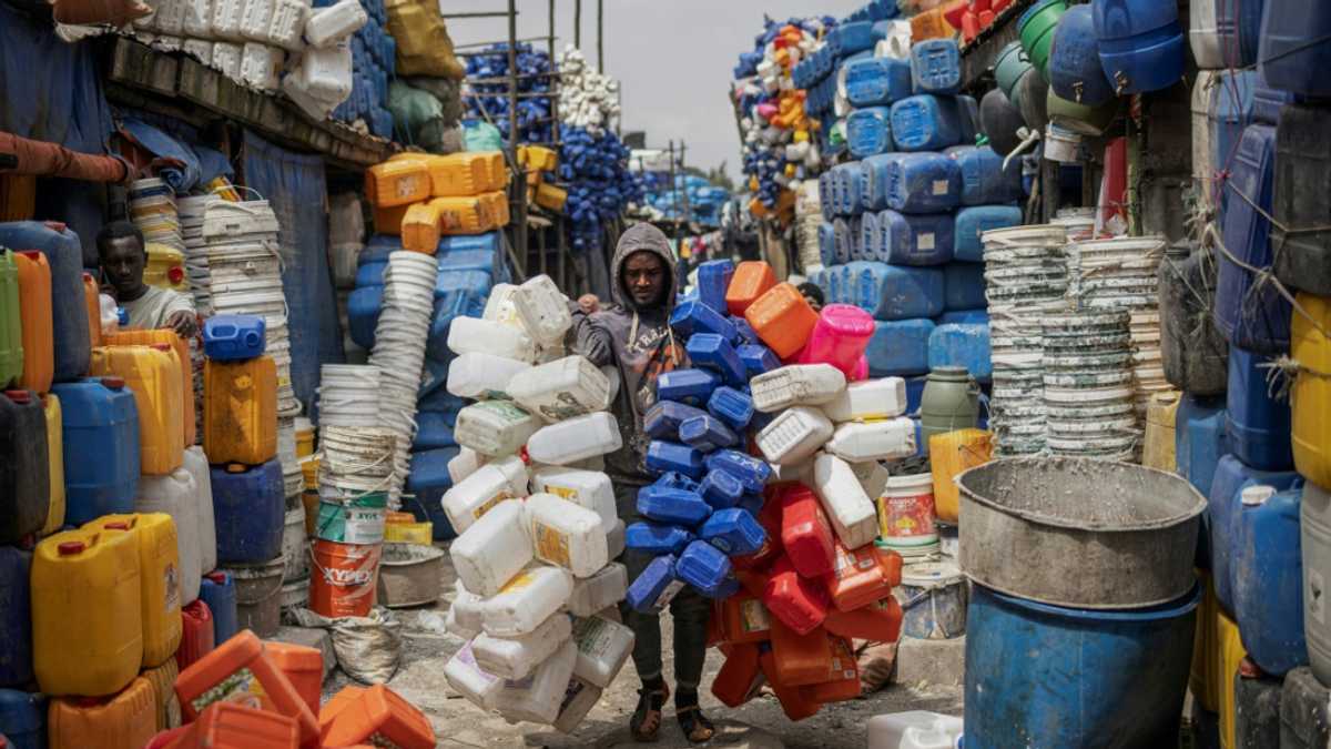 Waste pickers battle for recognition at plastic treaty talks