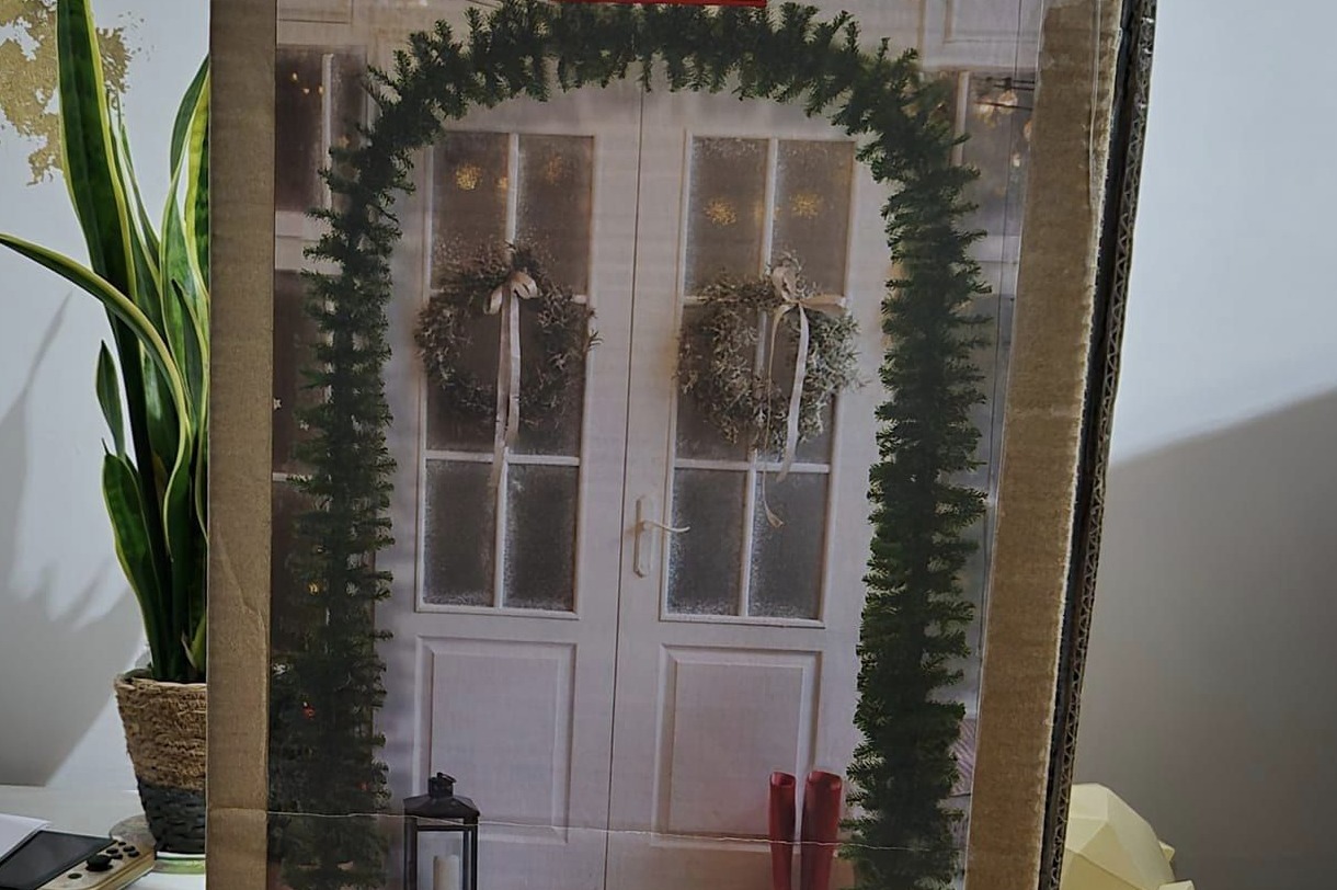 Home Bargains shoppers rush to buy stunning 7ft Christmas arch scanning for £20 instead of £50