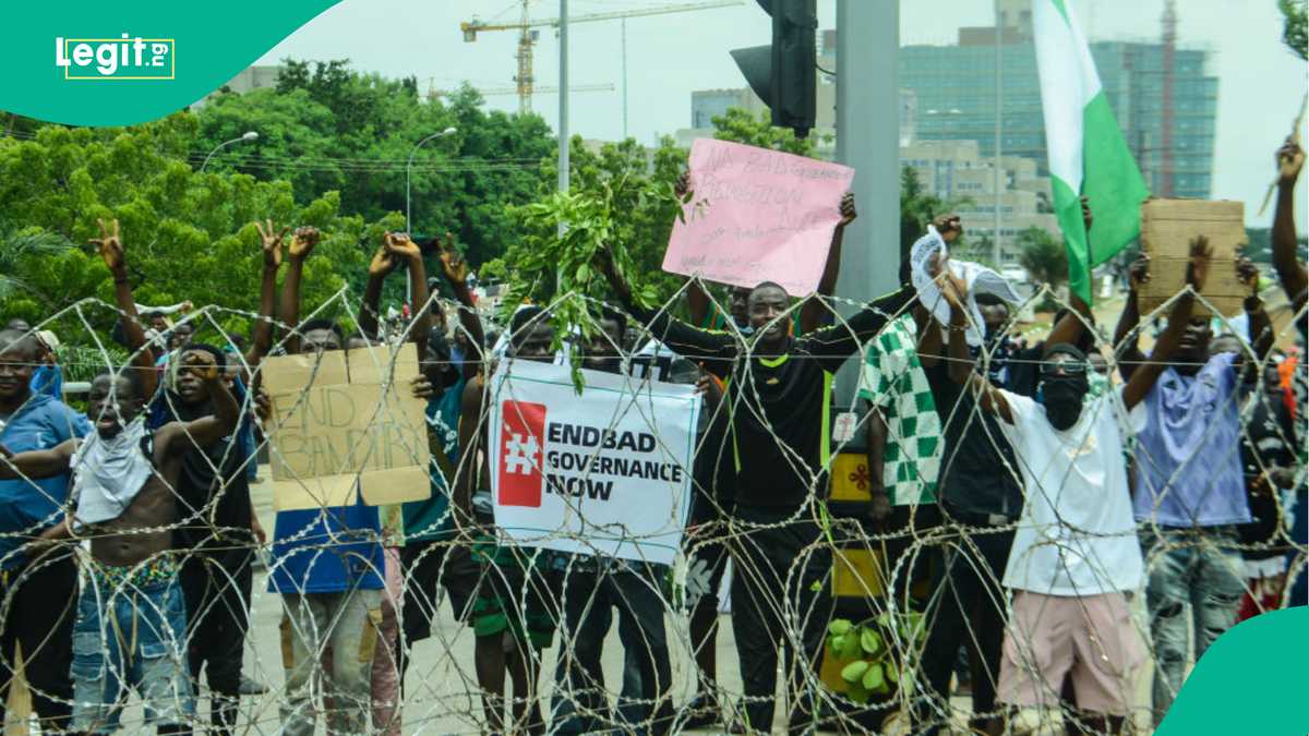 Photos Show Hungry, Young Protesters Arraigned in Abuja Court Being Fed Biscuits