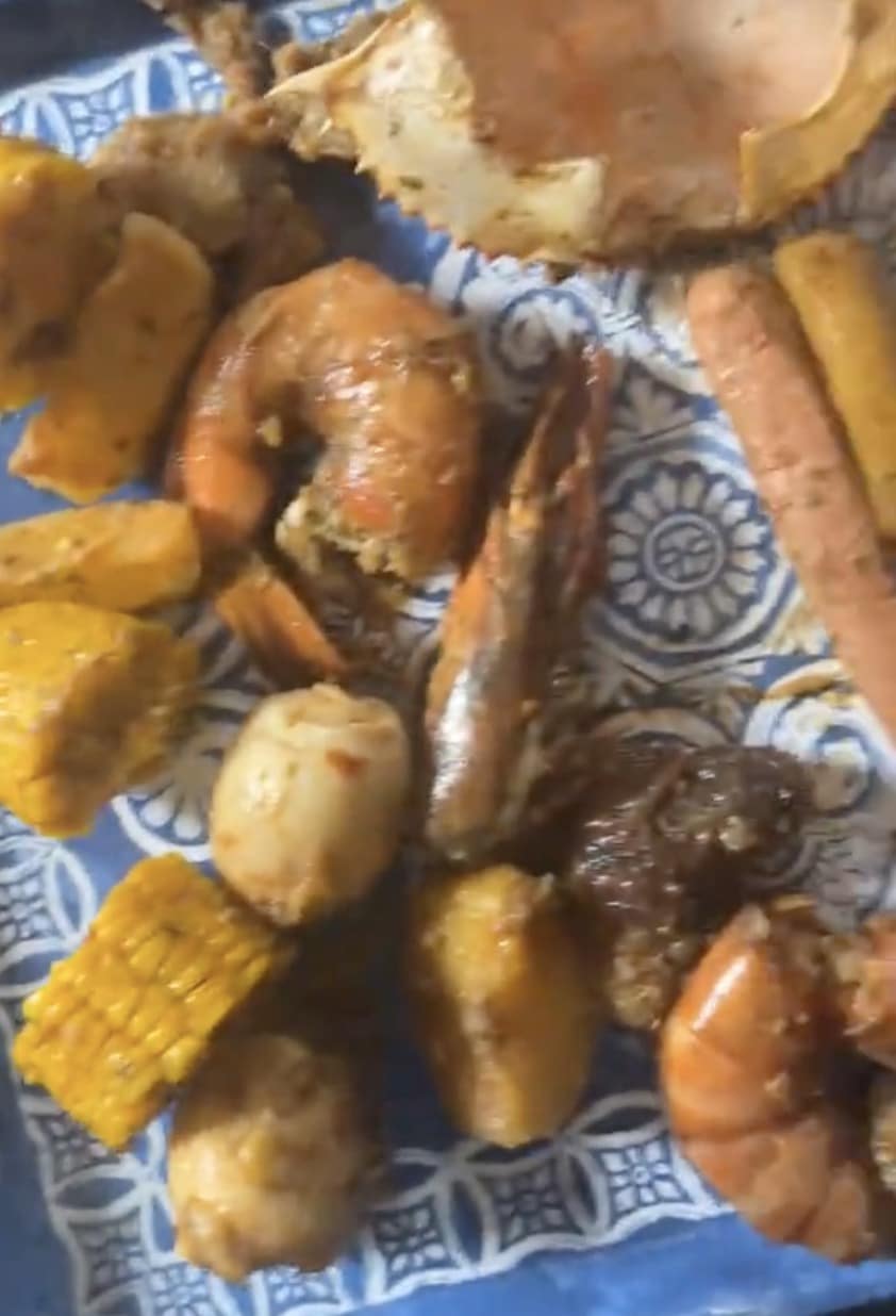 “See wetin I pay N35k for” - Lady calls out vendor over small seafood platter