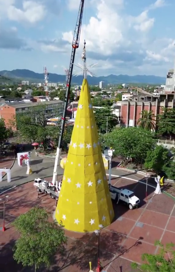 The tree was installed with cranes and mechanics