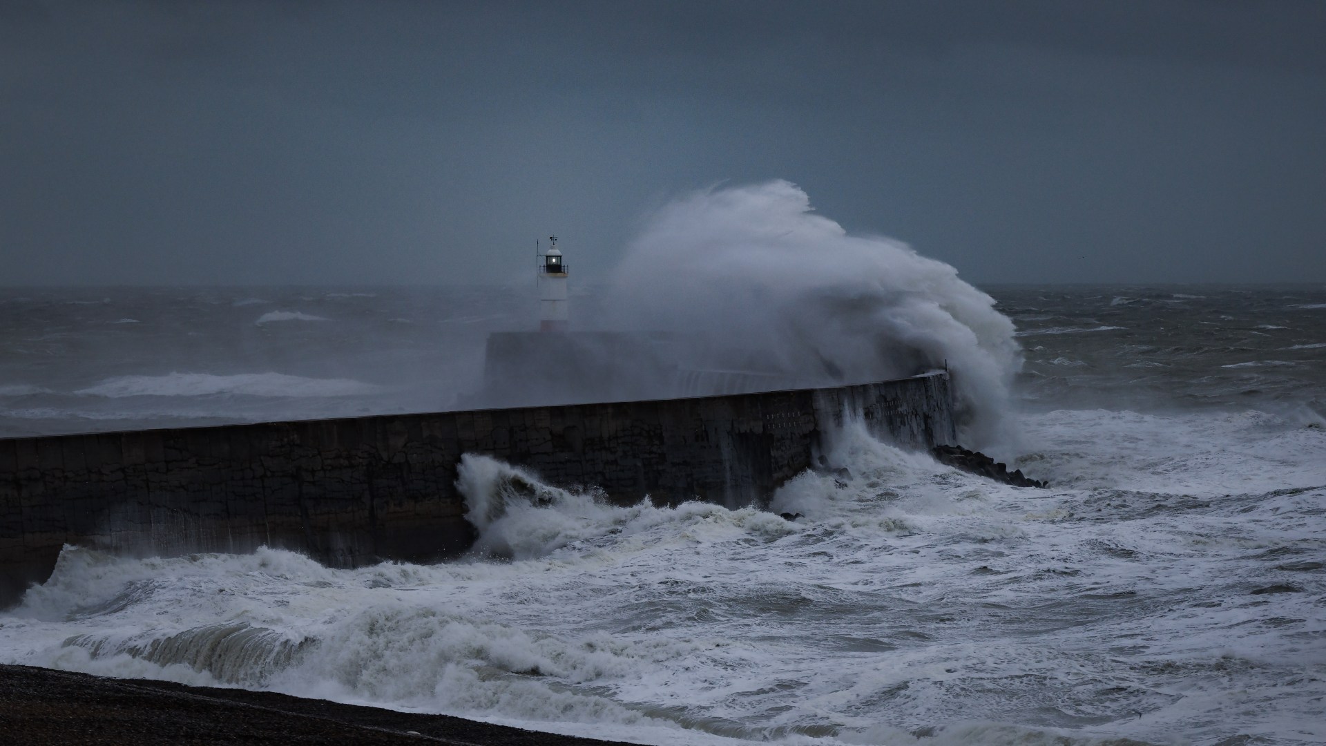 Met Office warns 60mph wind to hit vast swathes of UK TODAY sparking fears of pre-Christmas travel chaos