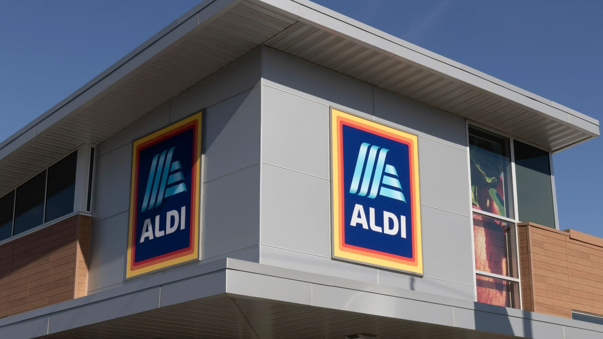 Shoppers race to Aldi to get their hands on the perfect last minute stocking fillers & a £2.49 Christmas day buy