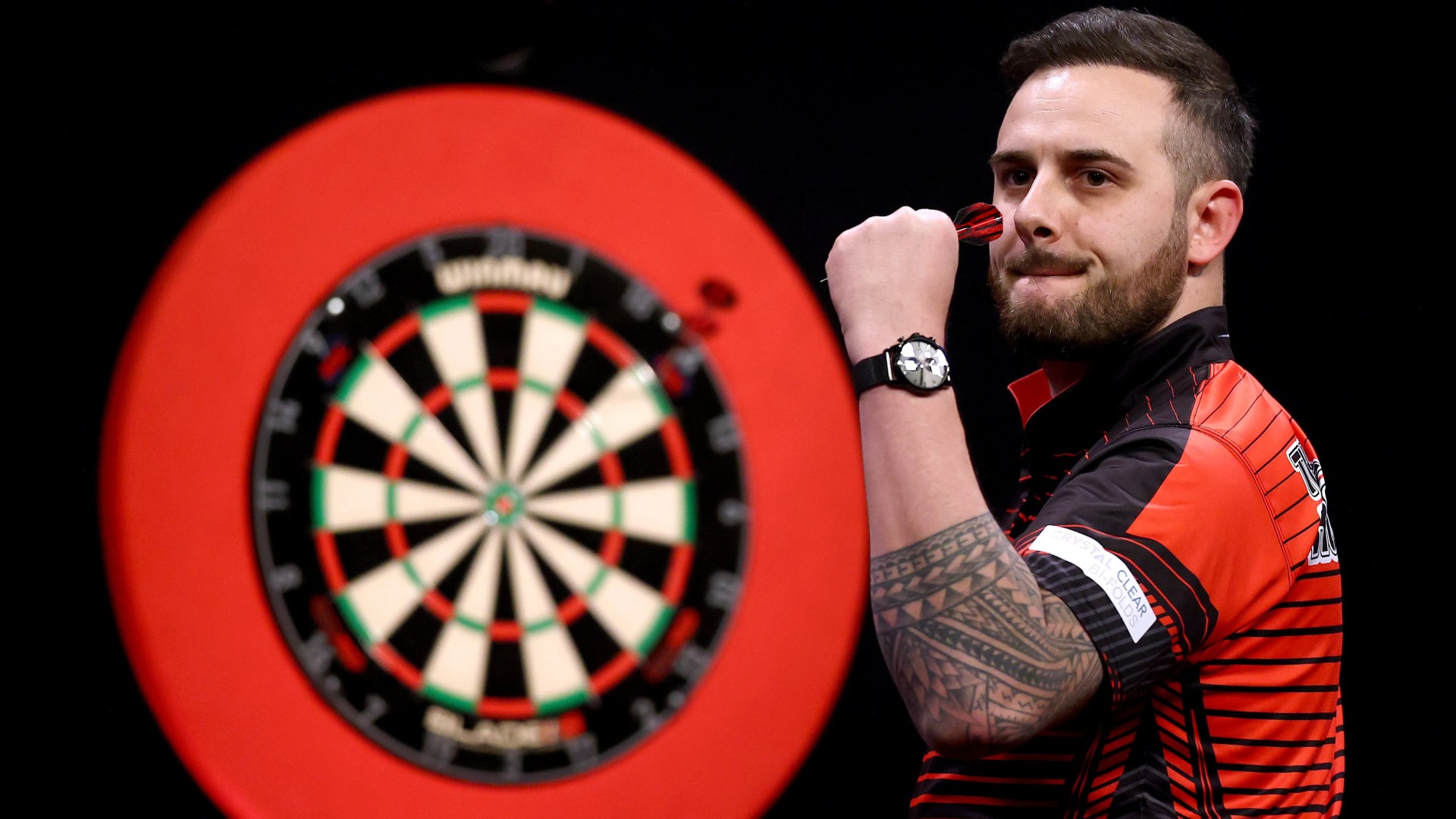 Who is English darts star Joe Cullen?