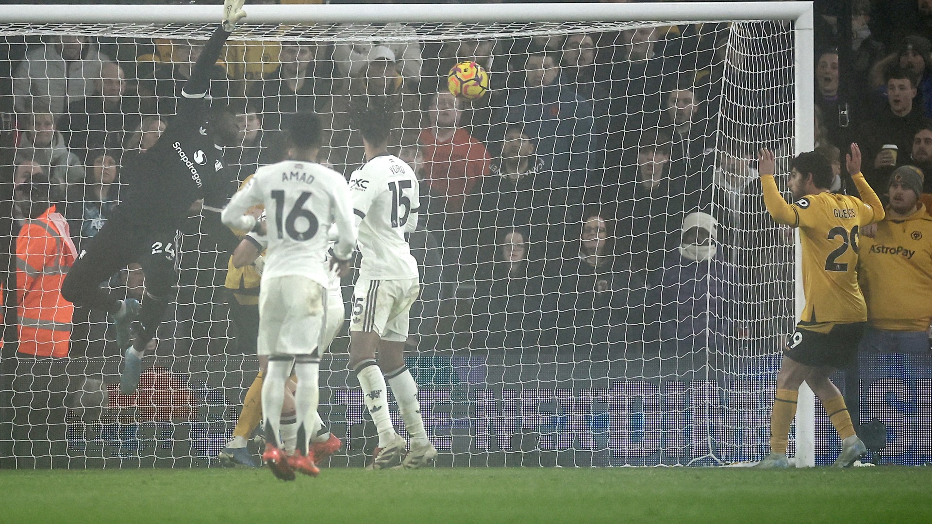 'I've no more words for Onana' - Man Utd concede directly from corner for second time this season as fans turn on keeper