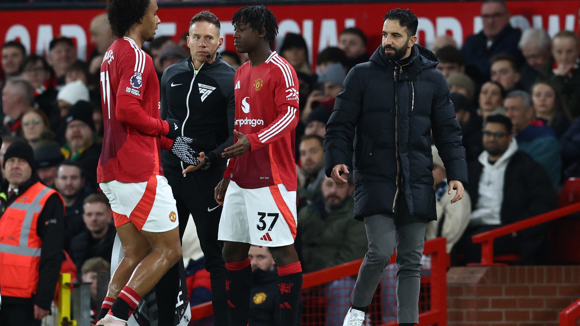 Ruben Amorim hauls off Joshua Zirkzee after 33 minutes to huge cheers as Man Utd are embarrassed in first half – The Scottish Sun