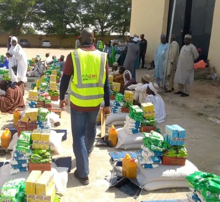 NEMA Ta Bayar Da Tallafin Kayan Agaji Ga Wadanda Harin ‘Yan Bindiga Ya Shafa A Zamfara