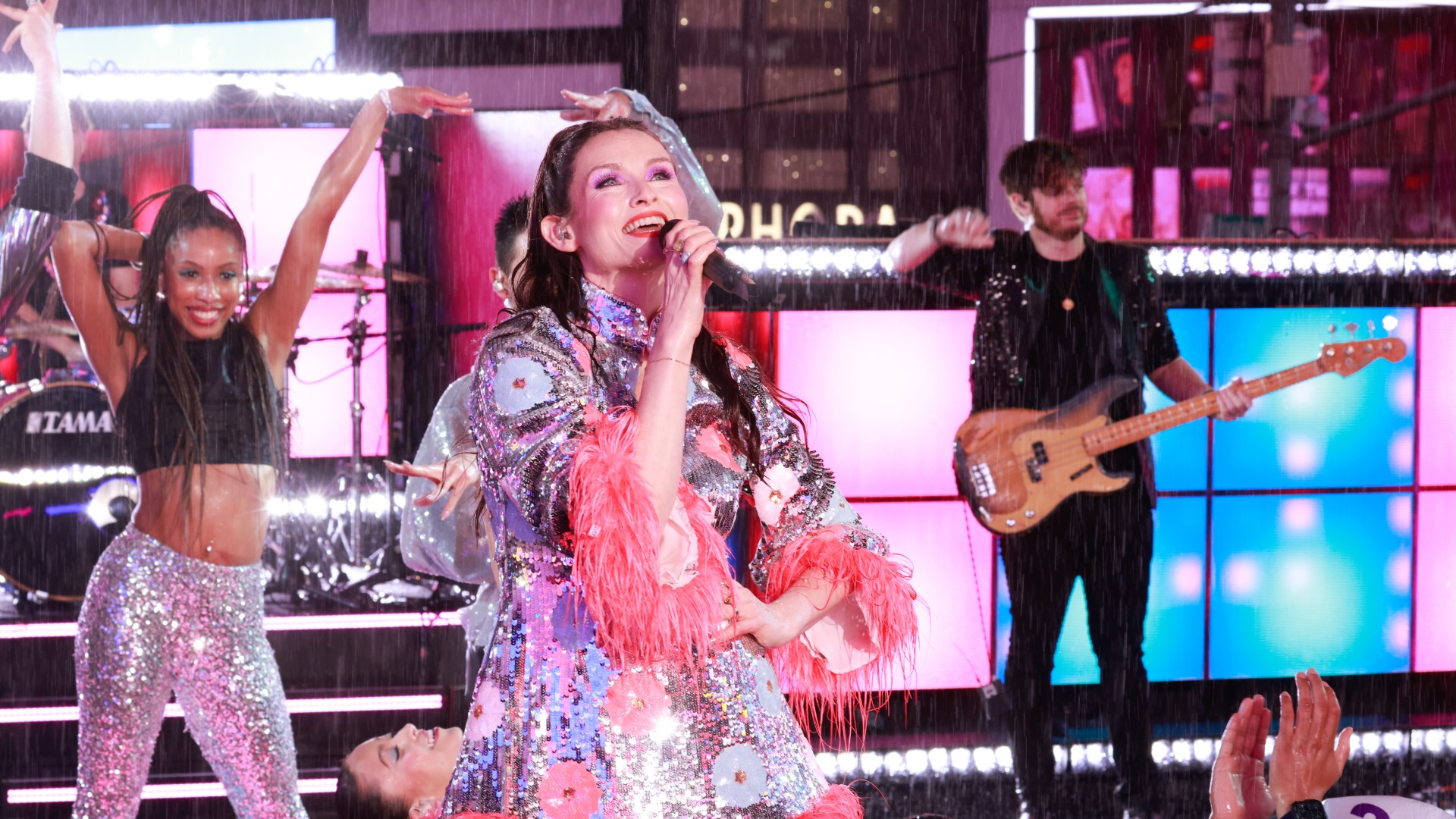 Sophie Ellis-Bextor's New Year's Eve show viewers call performance 'breathless and awkward' as they urge her to lip sync