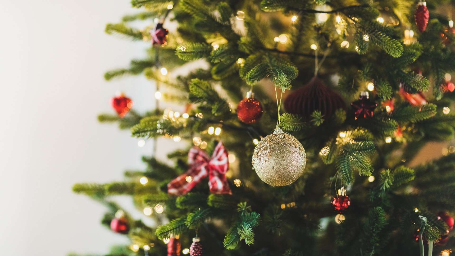 Bargain hunters are raiding huge supermarket chain as it slashes price of Christmas decorations to just 50p